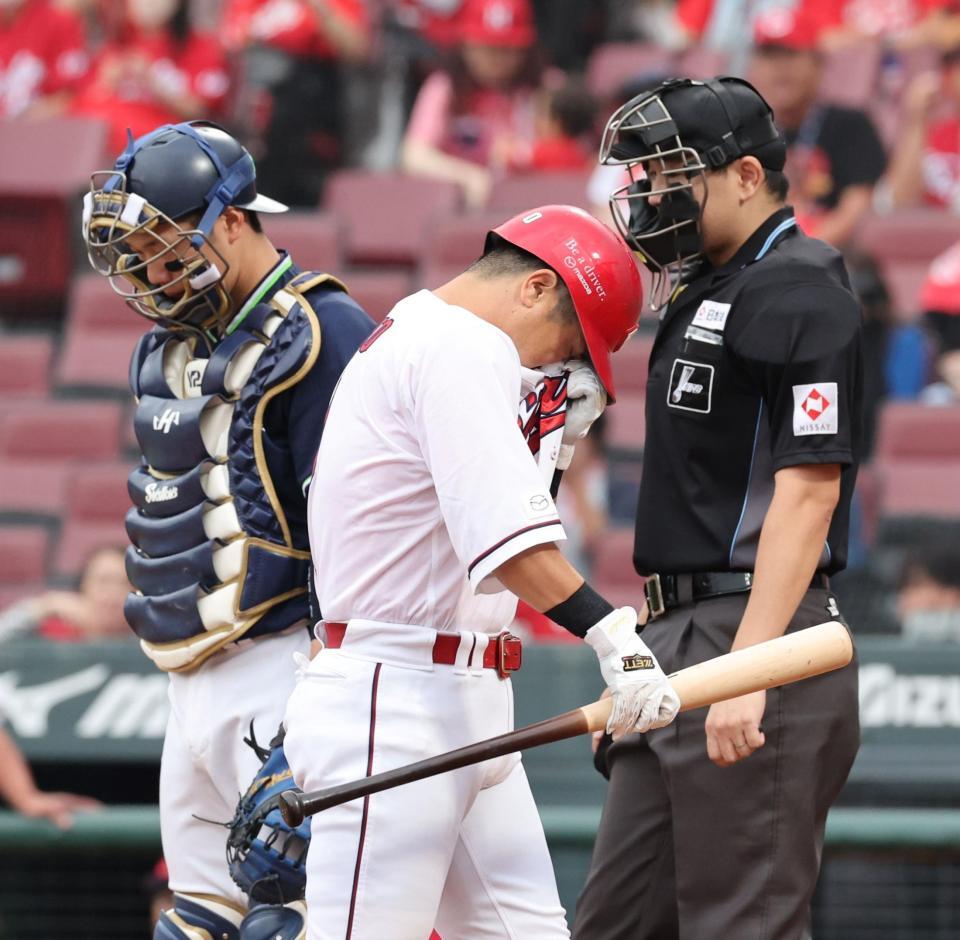 　７回、代打出場し、ユニホームで涙をぬぐう上本（撮影・市尻達拡）