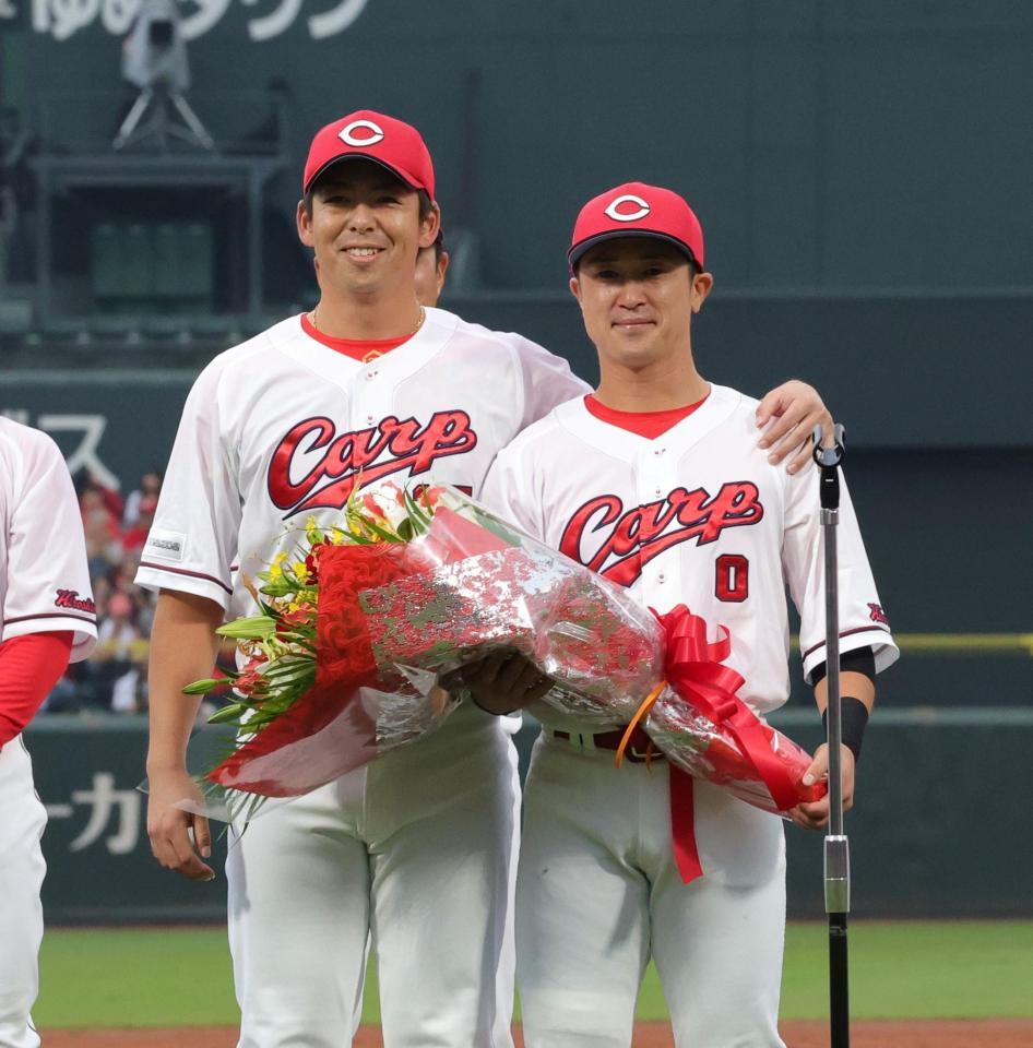 　野間（左）と記念撮影に応じる上本（撮影・市尻達拡）