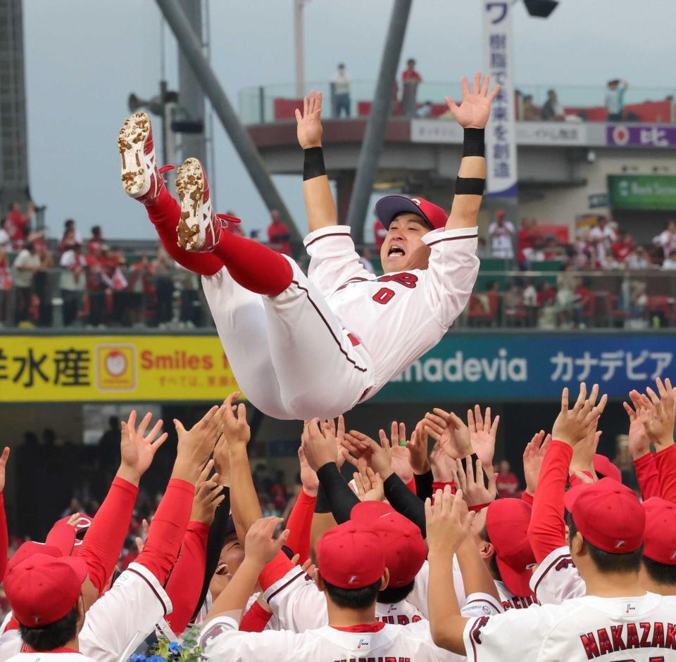 　胴上げされる上本