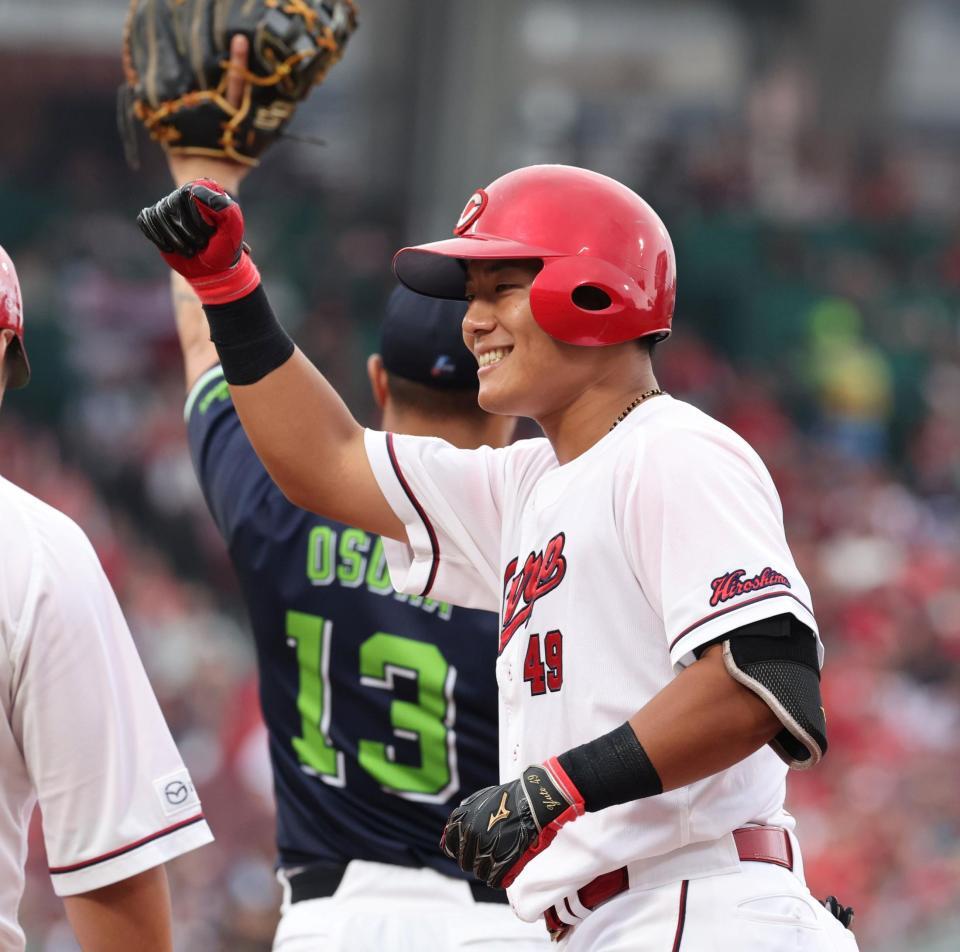 　４回、プロ初安打となる左前タイムリーを放ち、笑顔を見せる渡辺（撮影・市尻達拡）