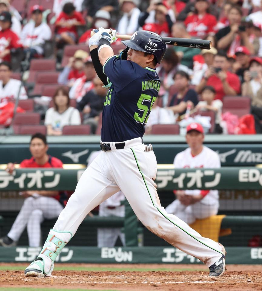 　８回、空振り三振に倒れる村上（撮影・市尻達拡）