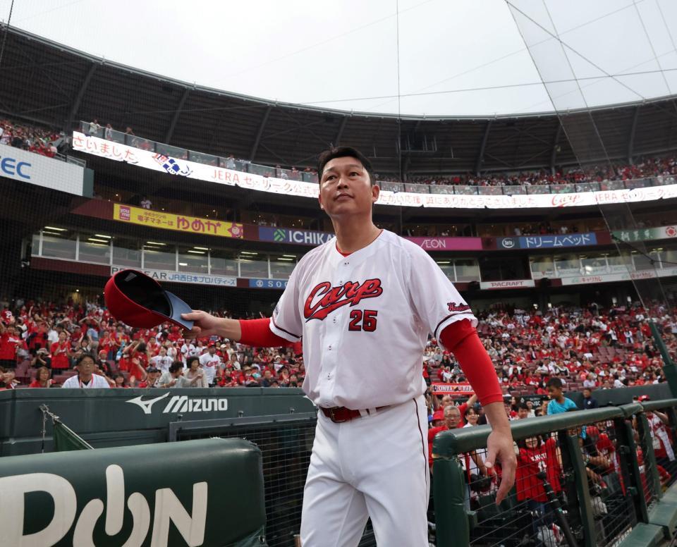 　グラウンドに一礼して、監督室に向かう新井監督（撮影・市尻達拡）