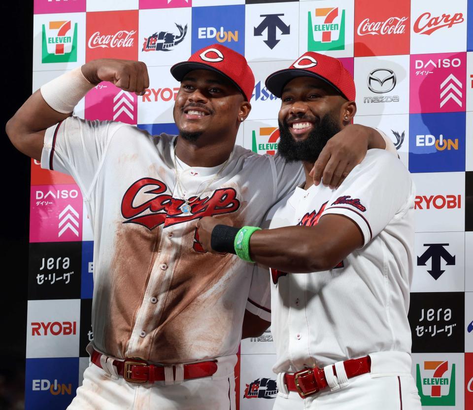 　お立ち台でポーズを決めるモンテロとファビアン