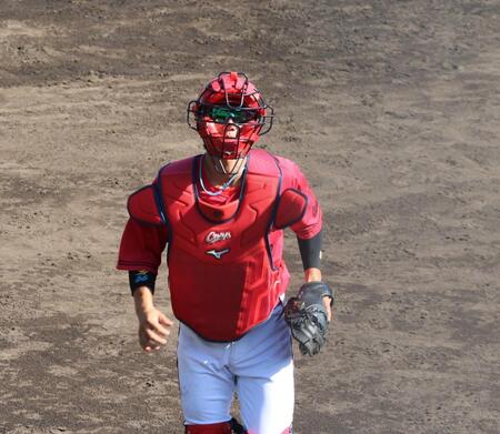 　八回からマスクをかぶり、ベンチに戻る二俣