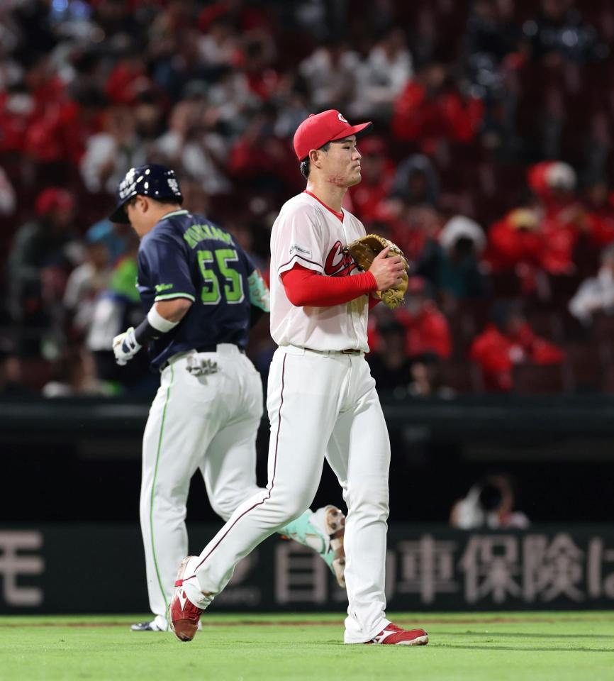 　１回、村上に先制の右犠飛を許し、表情を引き締める斉藤（３日）