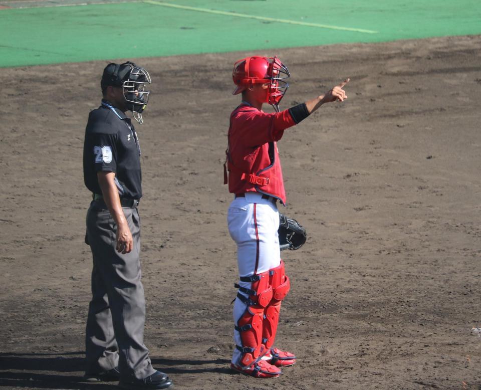 　八回からマスクをかぶり、内野手に指示を出す二俣