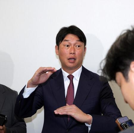 　オーナー報告後、報道陣の質問に答える新井監督（撮影・市尻達拡）