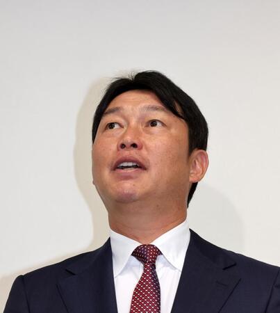 　オーナー報告後、報道陣の質問に答える新井監督（撮影・市尻達拡）
