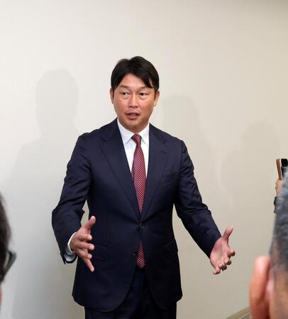 　オーナー報告後、報道陣の質問に答える新井監督（撮影・市尻達拡）