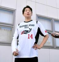 　リハビリを開始し、取材に対応する大瀬良