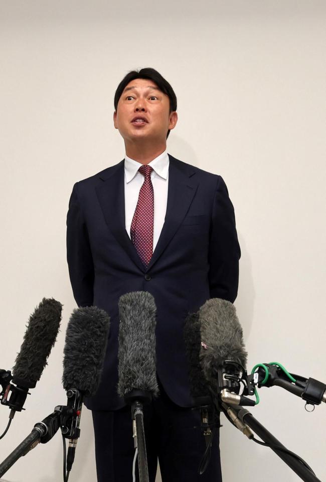 　オーナー報告後、報道陣の質問に答える新井監督（撮影・市尻達拡）