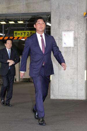 　今季を終え、オーナー報告をする新井監督（撮影・市尻達拡）