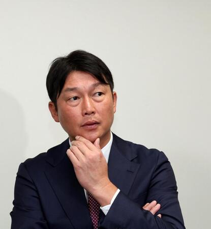 　オーナー報告後、報道陣の質問に答える新井監督（撮影・市尻達拡）
