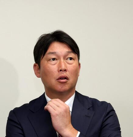 　オーナー報告後、報道陣の質問に答える新井監督（撮影・市尻達拡）