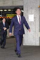 　今季を終え、オーナー報告をする新井監督（撮影・市尻達拡）