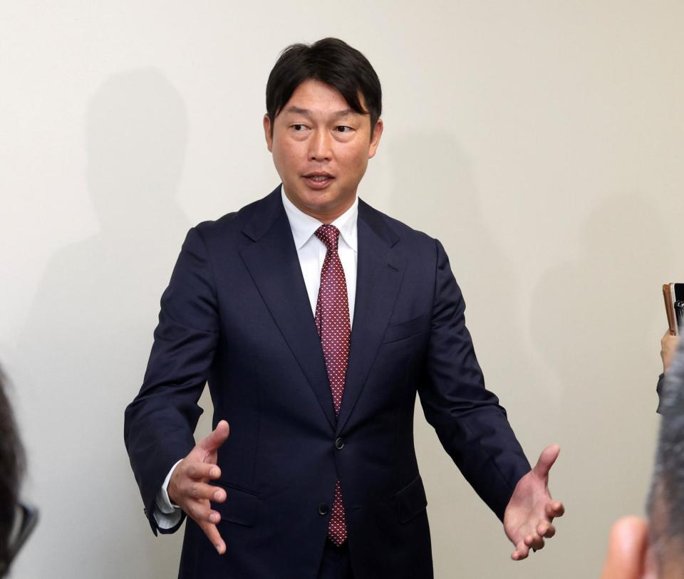 　オーナー報告後、報道陣の質問に答える新井監督（撮影・市尻達拡）