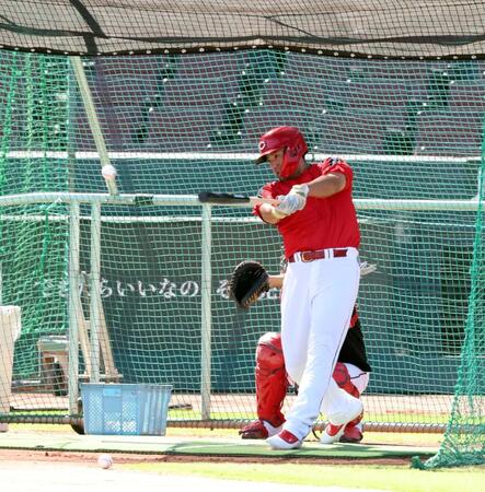 　フリー打撃で右翼方向に打ち込む末包（撮影・市尻達拡）