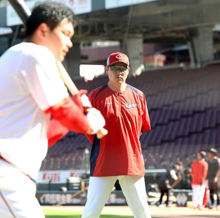 広島・新井監督 勝てるチームへ気合入れ直し「量はもちろん質も」　秋季練習スタート、得点力不足脱出へ実戦想定し徹底練習