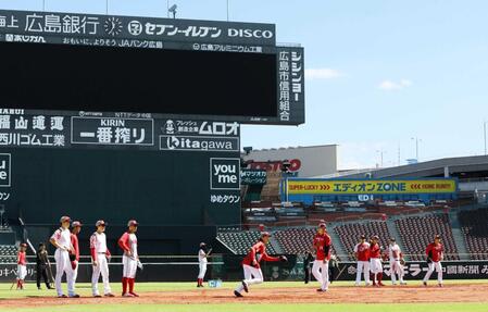 　投手、野手が交ざり、ノックを受ける広島ナイン