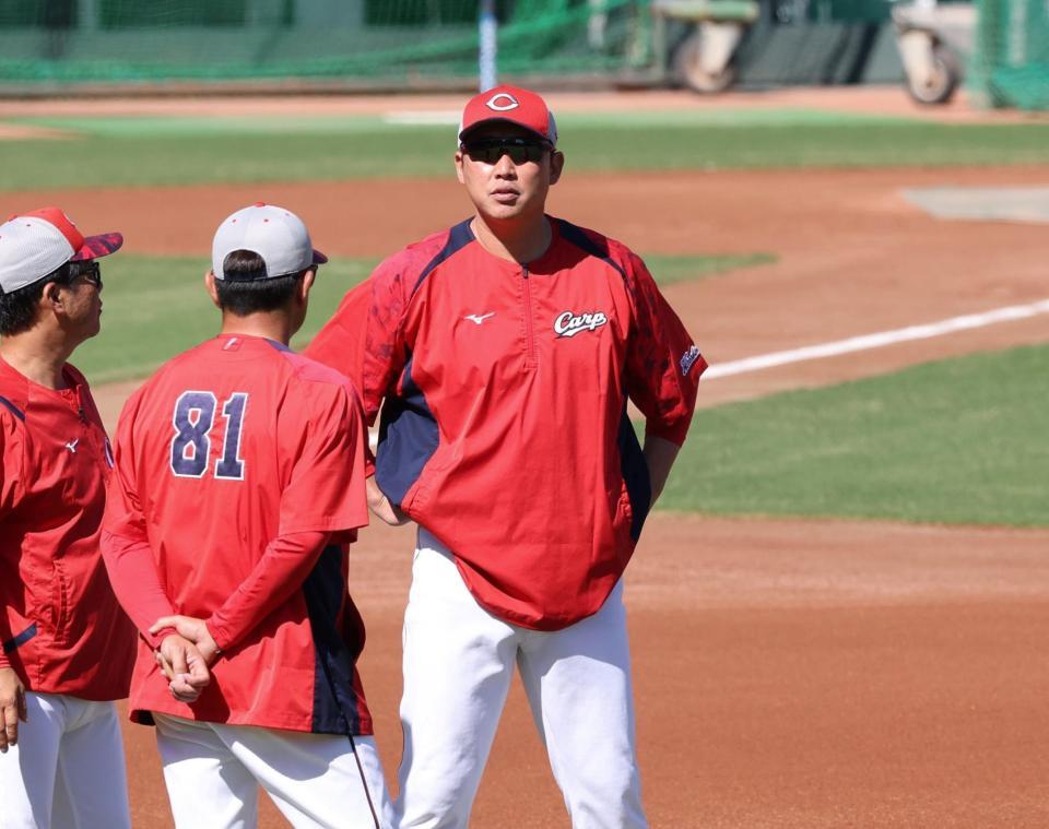　コーチ陣と話をする新井監督（撮影・市尻達拡）