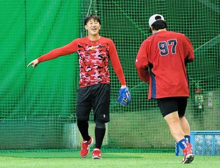 　練習中に笑顔を見せる小園（撮影・畠山賢大）