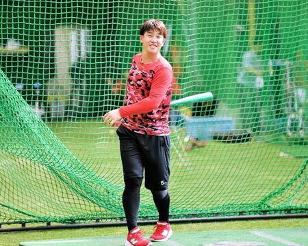 　笑顔で打撃練習を行う小園（撮影・畠山賢大）