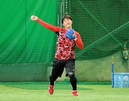 　守備練習する小園（撮影・畠山賢大）