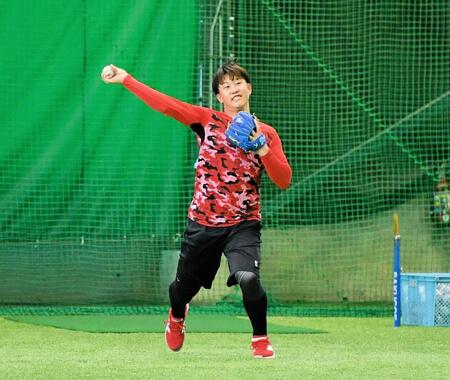 　守備練習する小園（撮影・畠山賢大）