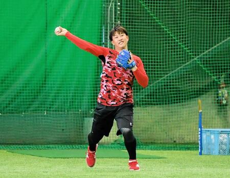 　守備練習する小園（撮影・畠山賢大）