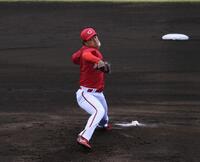 　先発し、力投した佐藤柳