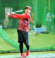 　笑顔で打撃練習する小園（撮影・畠山賢大）