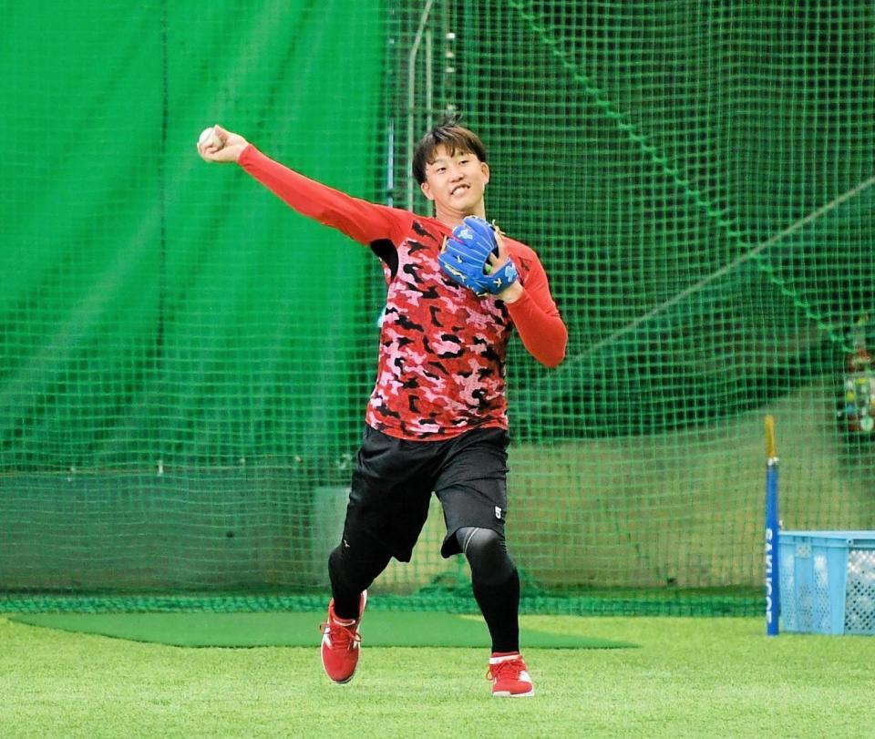 　守備練習する小園（撮影・畠山賢大）