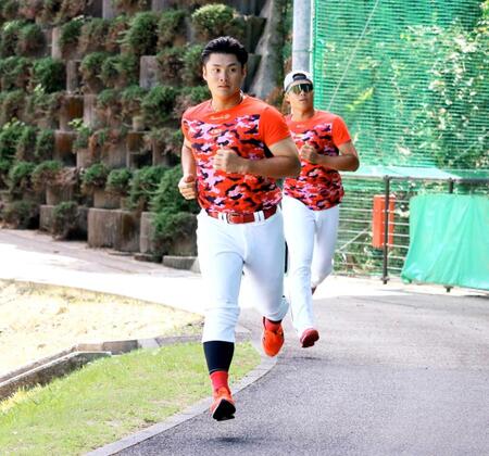 　球場外周を走り込む田村（撮影・高橋涼太朗）