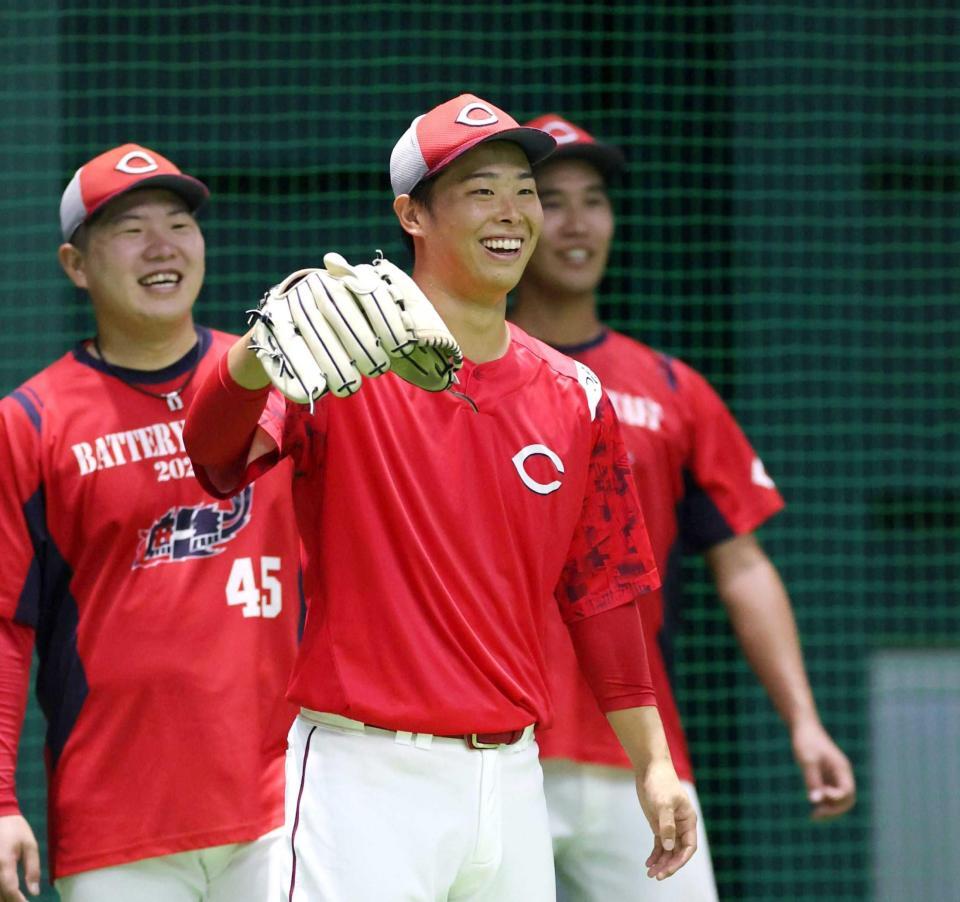　ノック中に笑顔を見せる玉村（撮影・市尻達拡）