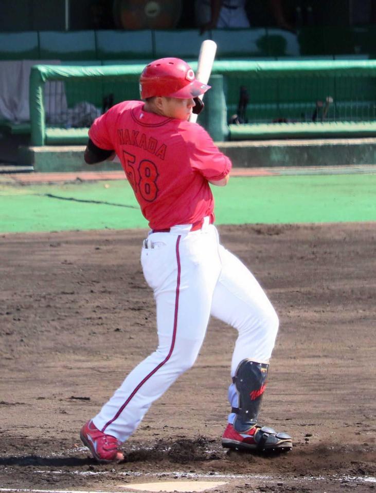 　１回、中前に先制となる２点適時打を放つ仲田