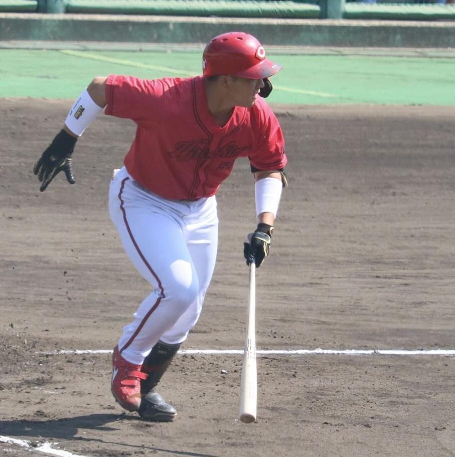 　初回に先制の２点適時中前打を放つ仲田