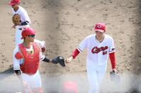 　五回を投げ終え、捕手の二俣（左）とハイタッチを交わす岡本