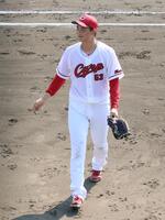 　五回を投げ終え、笑みを浮かべる岡本