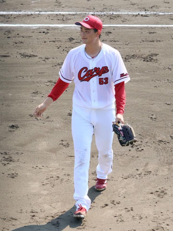 　五回を投げ終え、笑みを浮かべる岡本