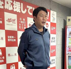 広島・新井監督　４年目の変革！小園以外レギュラー白紙　「あとはいろんな想定を」坂倉・三塁＆佐々木・右翼新オプションも