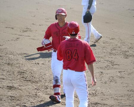 　八回、勝ち越しの左前適時打を放った佐藤啓