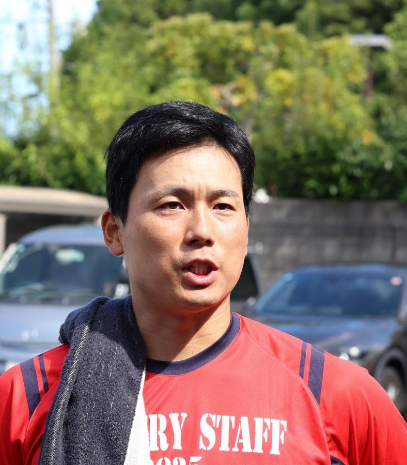 　先発に転向し、意気込みを語る栗林