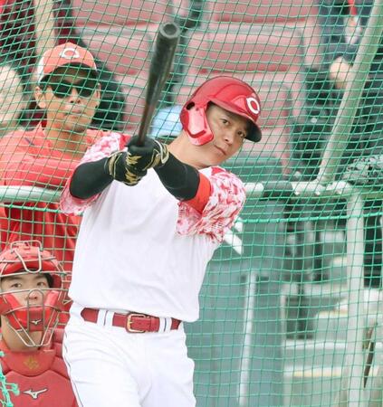 　打撃練習で鋭い打球を飛ばす大盛（撮影・市尻達拡）