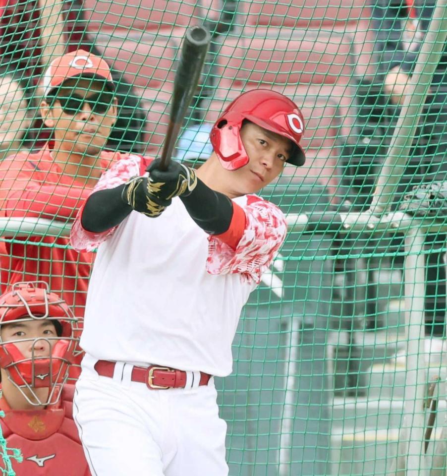 　打撃練習で鋭い打球を飛ばす大盛（撮影・市尻達拡）