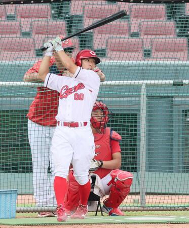 　ノーステップ打法で来季のレギュラー奪取を目指す広島・羽月