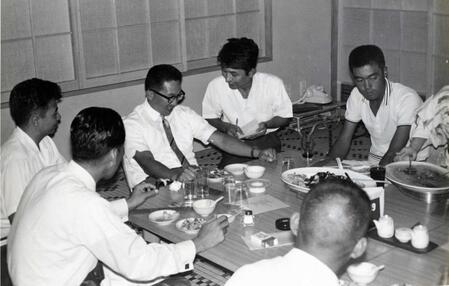 　広島との契約を終えてくつろぐ安仁屋（右端）。左の眼鏡をかけた男性がフィーバー平山