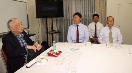 　会議に出席した（左から）松田元オーナー、新井監督、末永九州地区担当スカウト、白武統括部長（撮影・佐々木彰尚）