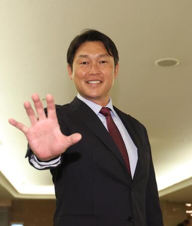 　黄金の右手でくじを引く新井監督（撮影・佐々木彰尚）