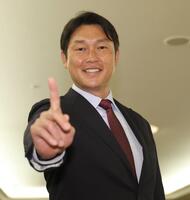 　ポーズを決める新井監督（撮影・佐々木彰尚）