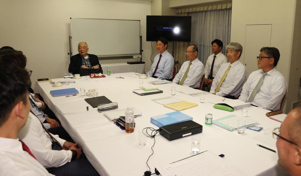 　会議に出席した松田元オーナー（中央左）、新井監督（同右）とカープスカウト陣（撮影・佐々木彰尚）